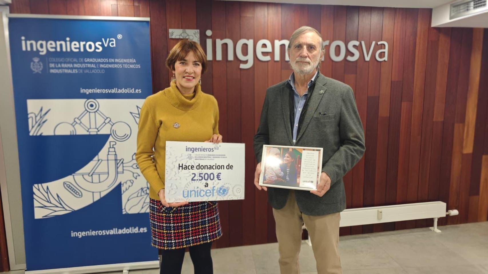 El vicedecano de ingenierosVA, Óscar García, hizo entrega del cheque a Rocío Gutiérrez, coordinadora de Unicef en Castilla y León.
