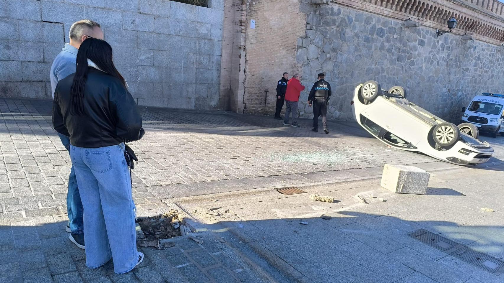 El vehículo accidentado en la calle Unión de Toledo.