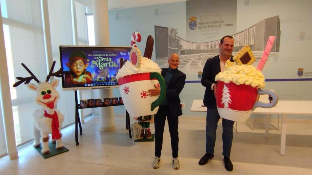 El alcalde, David Mingo, acompañado del concejal de Turismo, Juan Carlos Bueno, presentan la villa navideña de Santa Marta