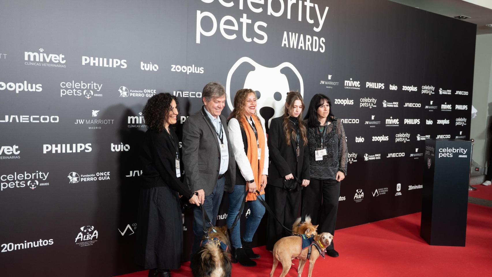 Varios invitados posan en el 'photocall' de los Celebrity Pets Awards.