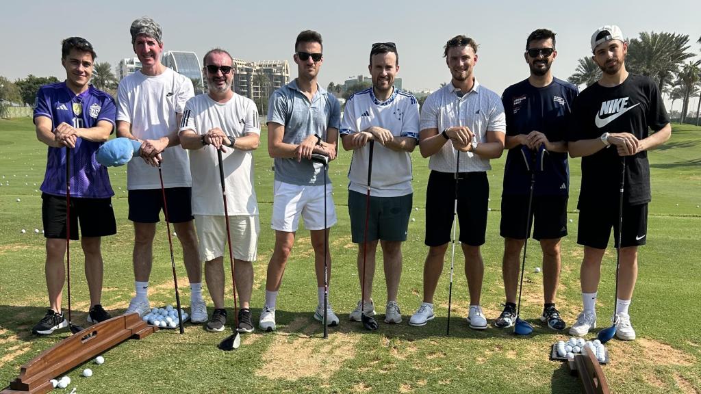 Un grupo de periodistas disfrutan de una clase de golf en Dubái-