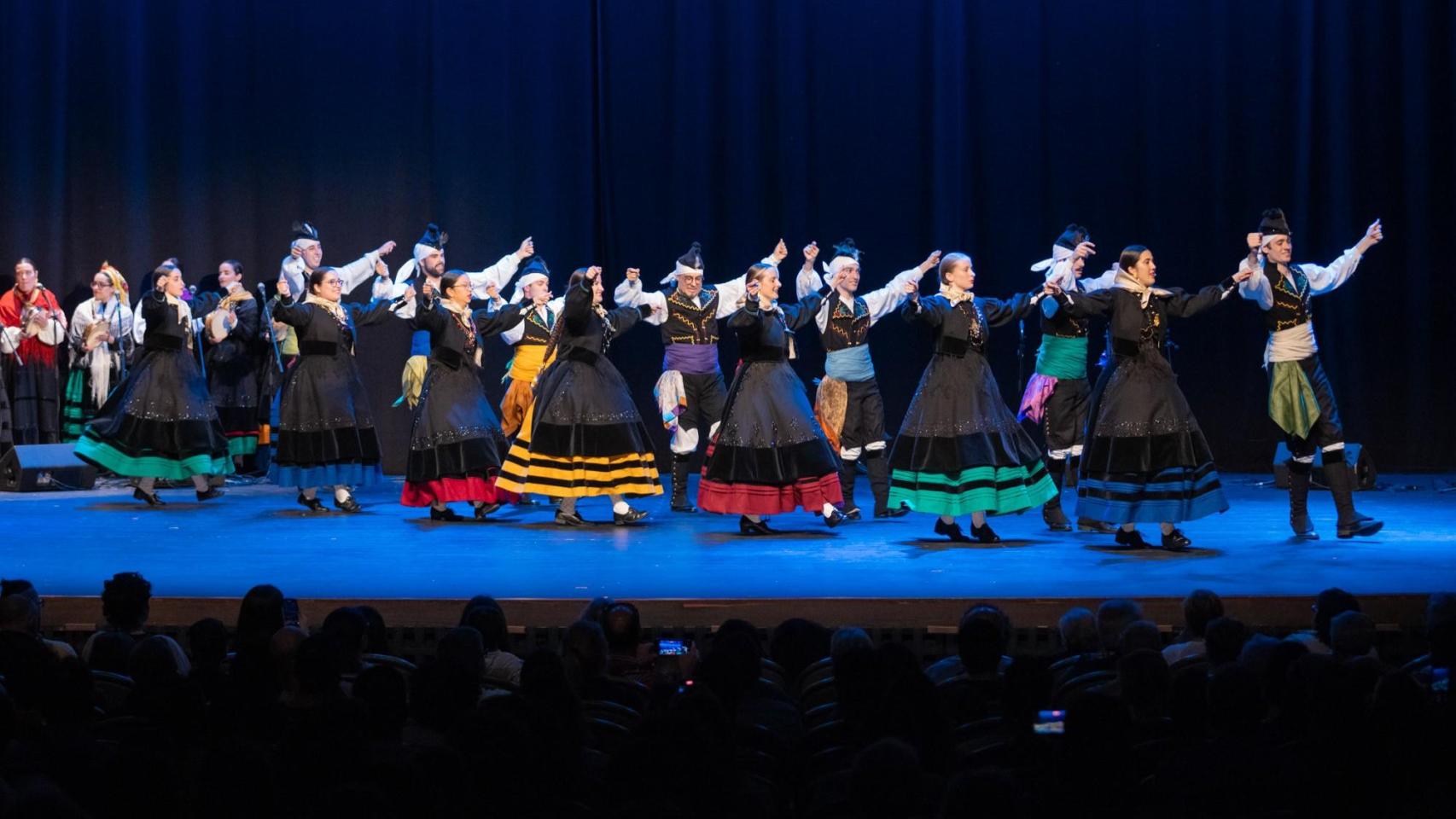La Asociación Cultural Donaire durante una actuación en el Teatro Colón de A Coruña