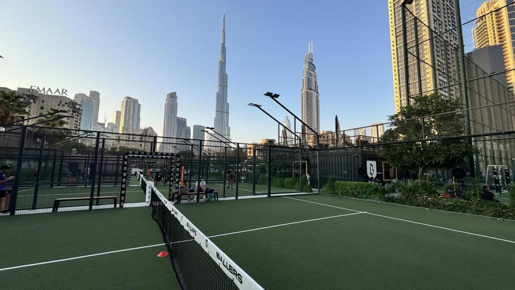 Pistas de pádel de la Ballers Sport Academy con vistas al Burj Khalifa, en Dubái.