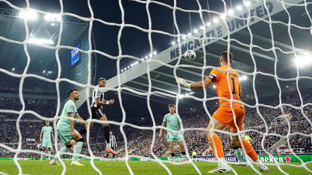 Joelinton del Newcastle marca al Athletic en la Liga de Campeones