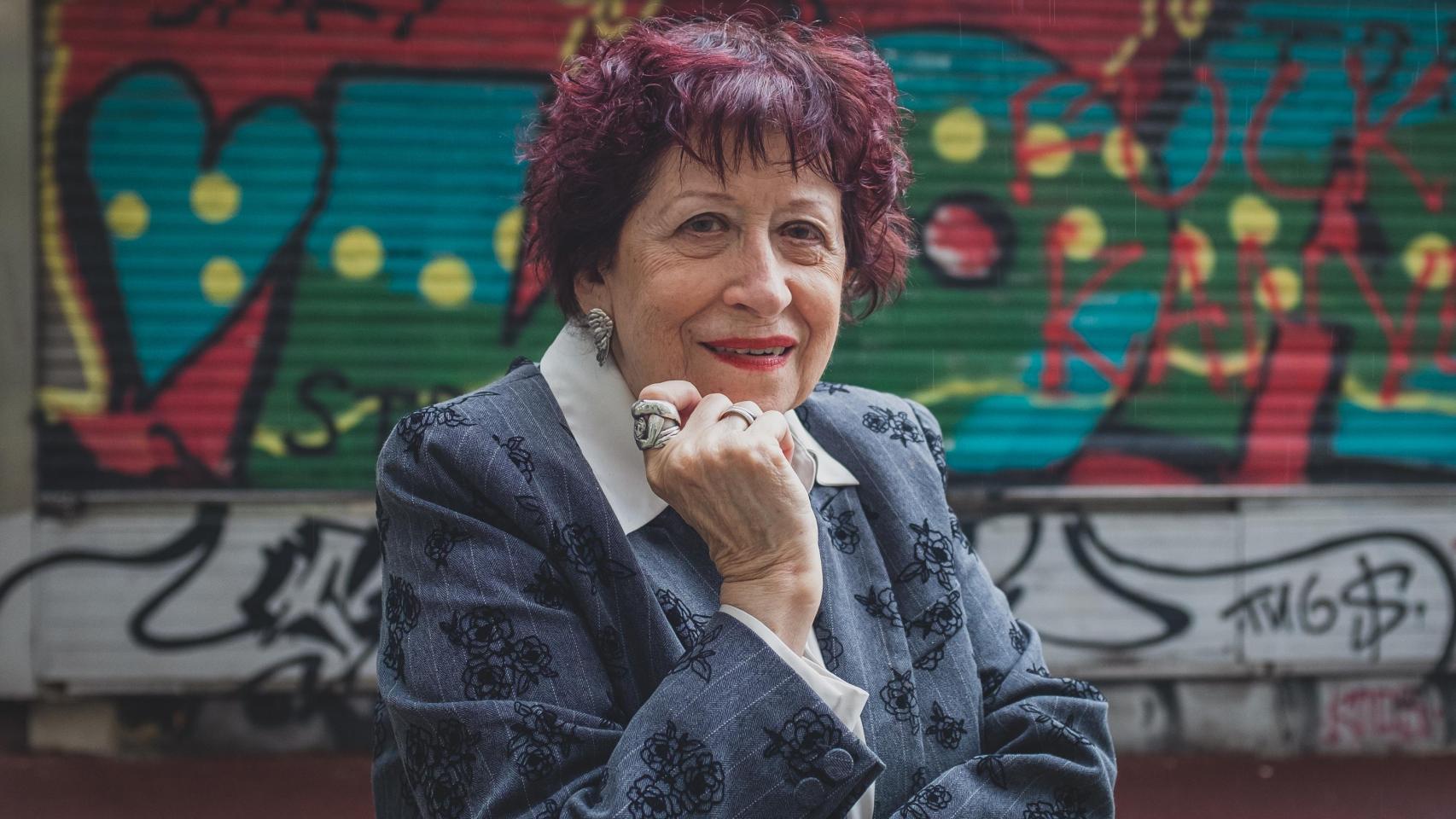 La fotógrafa Pilar Aymerich posa momentos después de la entrevista junto al Carrer Gran de Gràcia en Barcelona