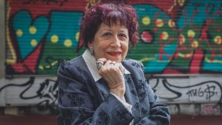 La fotógrafa Pilar Aymerich posa momentos después de la entrevista junto al Carrer Gran de Gràcia en Barcelona