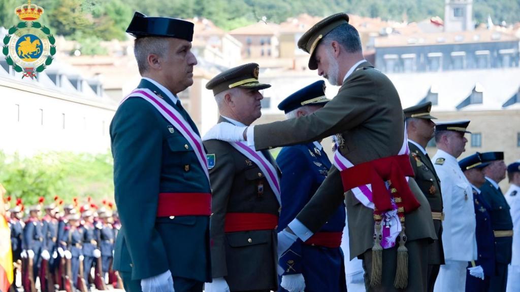 El Rey condecorando a algunos militares durante el capítulo del Real Monasterio de San Lorenzo de El Escorial.