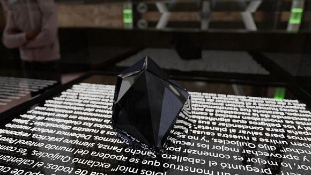 El libro que alberga el Quijote 2.0 codificado con una técnica que permite conservar información durante milenios. Foto: Stefano Caldana