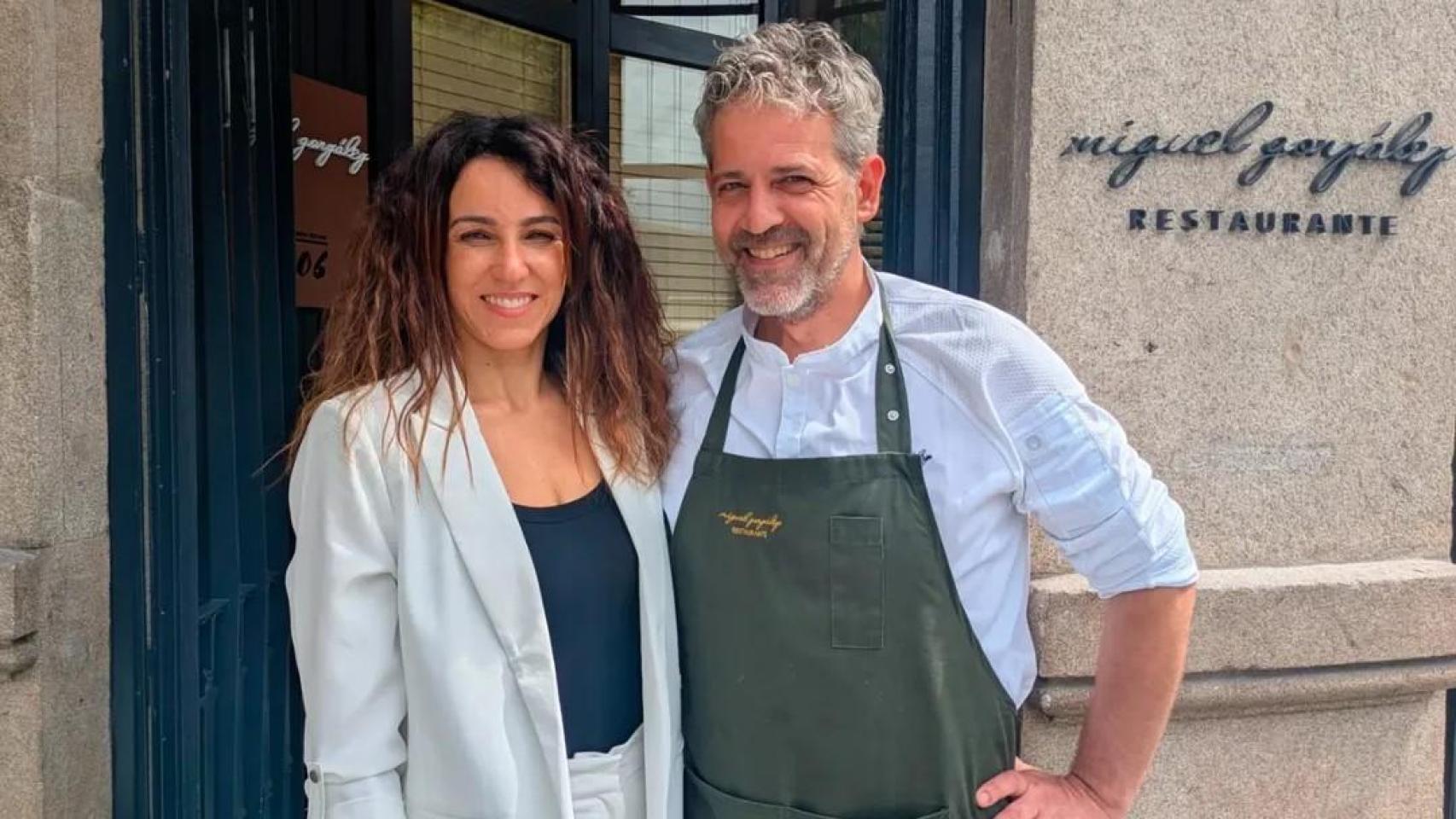 Miguel González junto a su mujer y jefa de sala, Laura Novoa