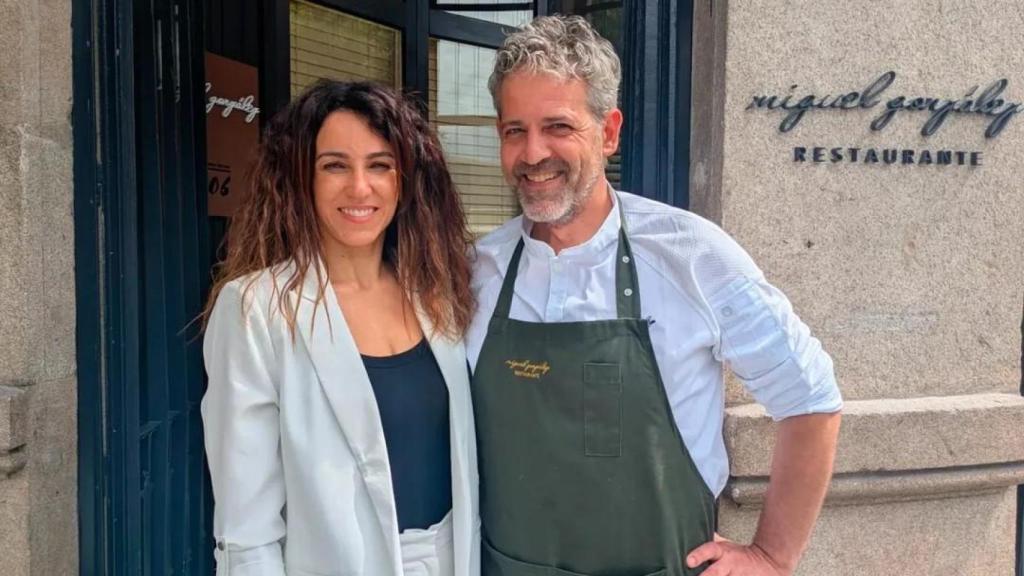 Miguel González junto a su mujer y jefa de sala, Laura Novoa