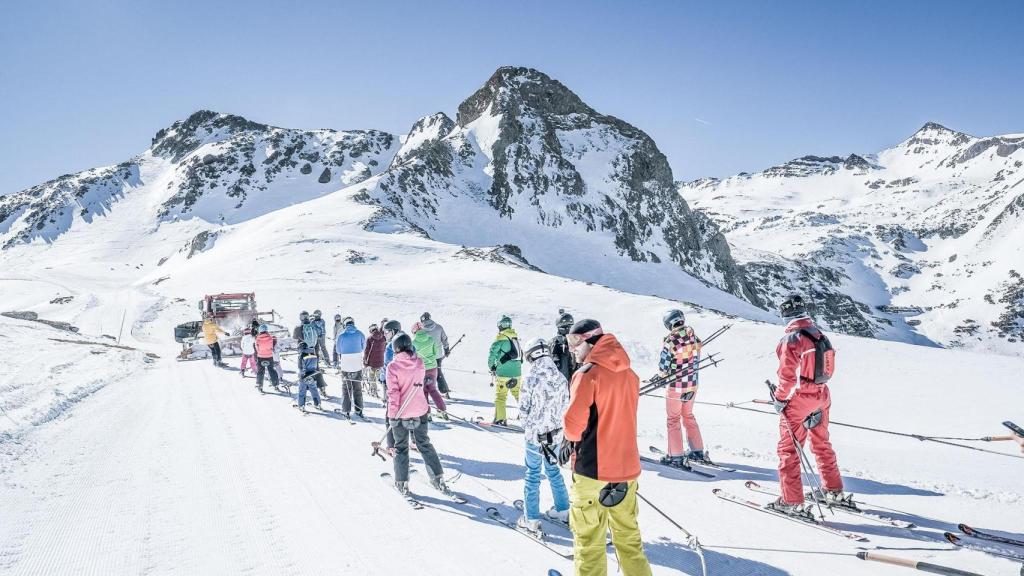 Un grupo de personas practicado esquí en Formigal