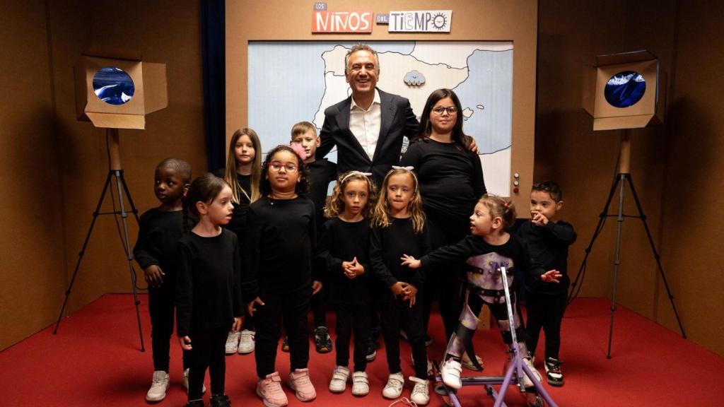 Los niños de la Fundación Salud Infantil de Elche con Roberto Brasero.