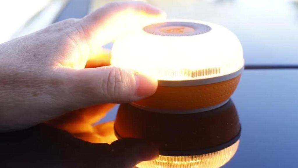 Las tiendas de Madrid donde se pueden comprar las balizas V-16 más baratas: son obligatorias a partir del 1 de enero