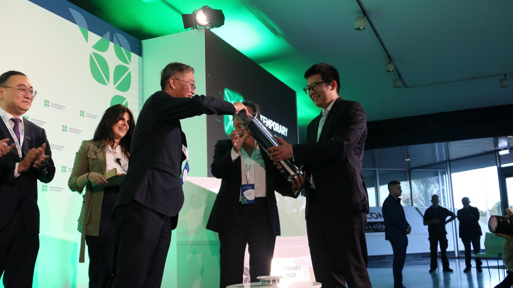 Yao Jing, embajador de China, introduce un ejemplar de un diario chino en la cápsula del tiempo de la futura gigafactoría de baterías de Figueruelas