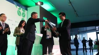 Yao Jing, embajador de China, introduce un ejemplar de un diario chino en la cápsula del tiempo de la futura gigafactoría de baterías de Figueruelas