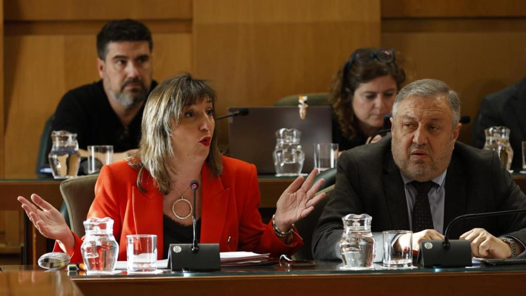 La portavoz socialista, Lola Ranera, junto a los concejales Gómez Gámez y Horacio Royo, en el último pleno del Ayuntamiento.