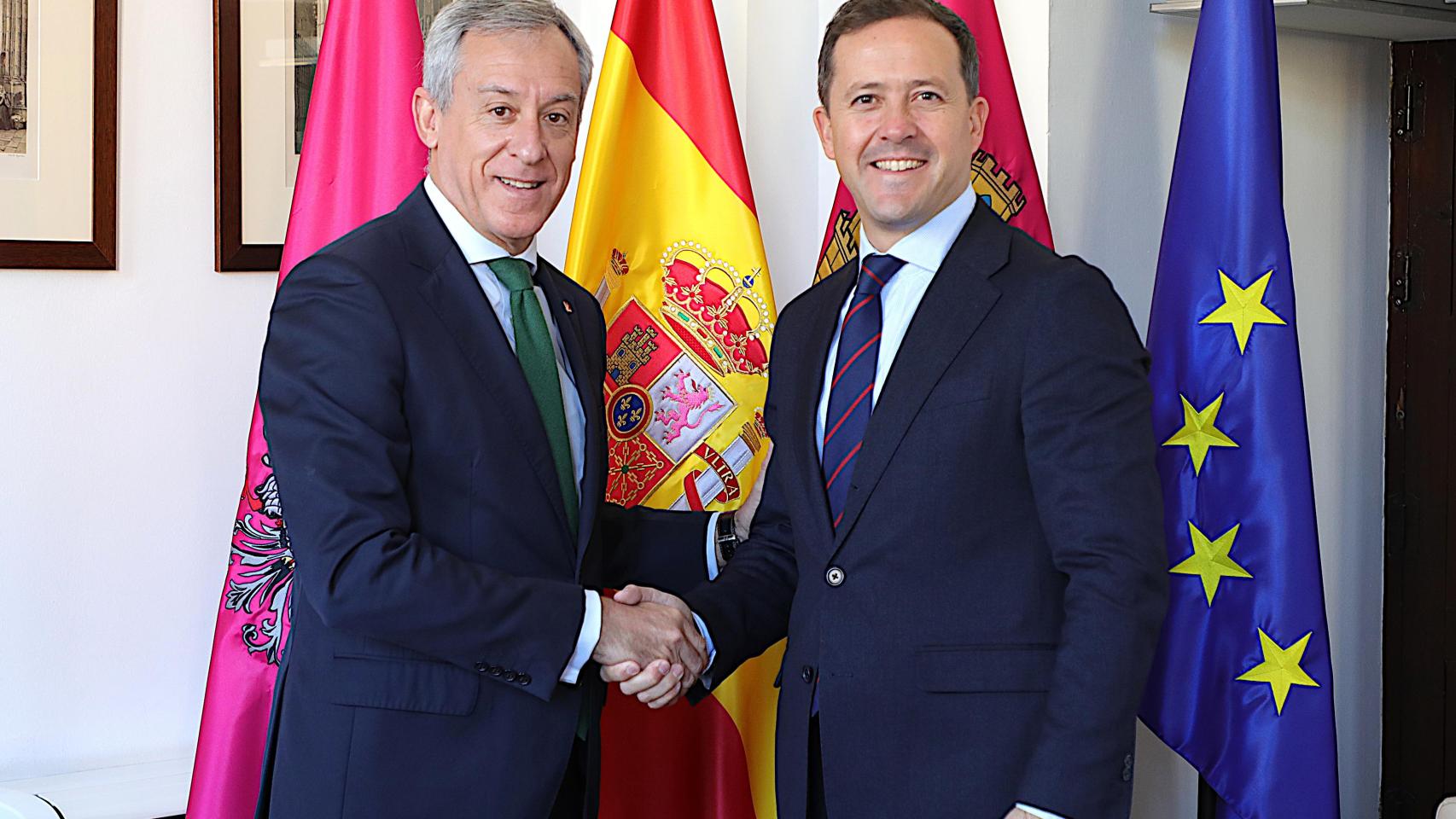Javier López Martín, presidente de Eurocaja Rural, y Carlos Velázquez, alcalde de Toledo.
