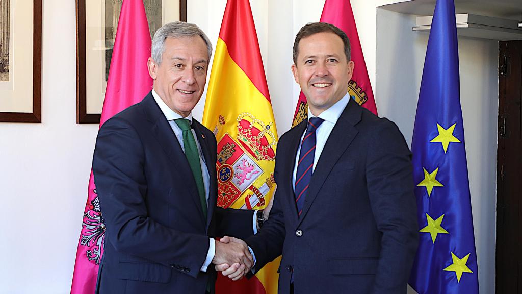 Javier López Martín, presidente de Eurocaja Rural, y Carlos Velázquez, alcalde de Toledo.