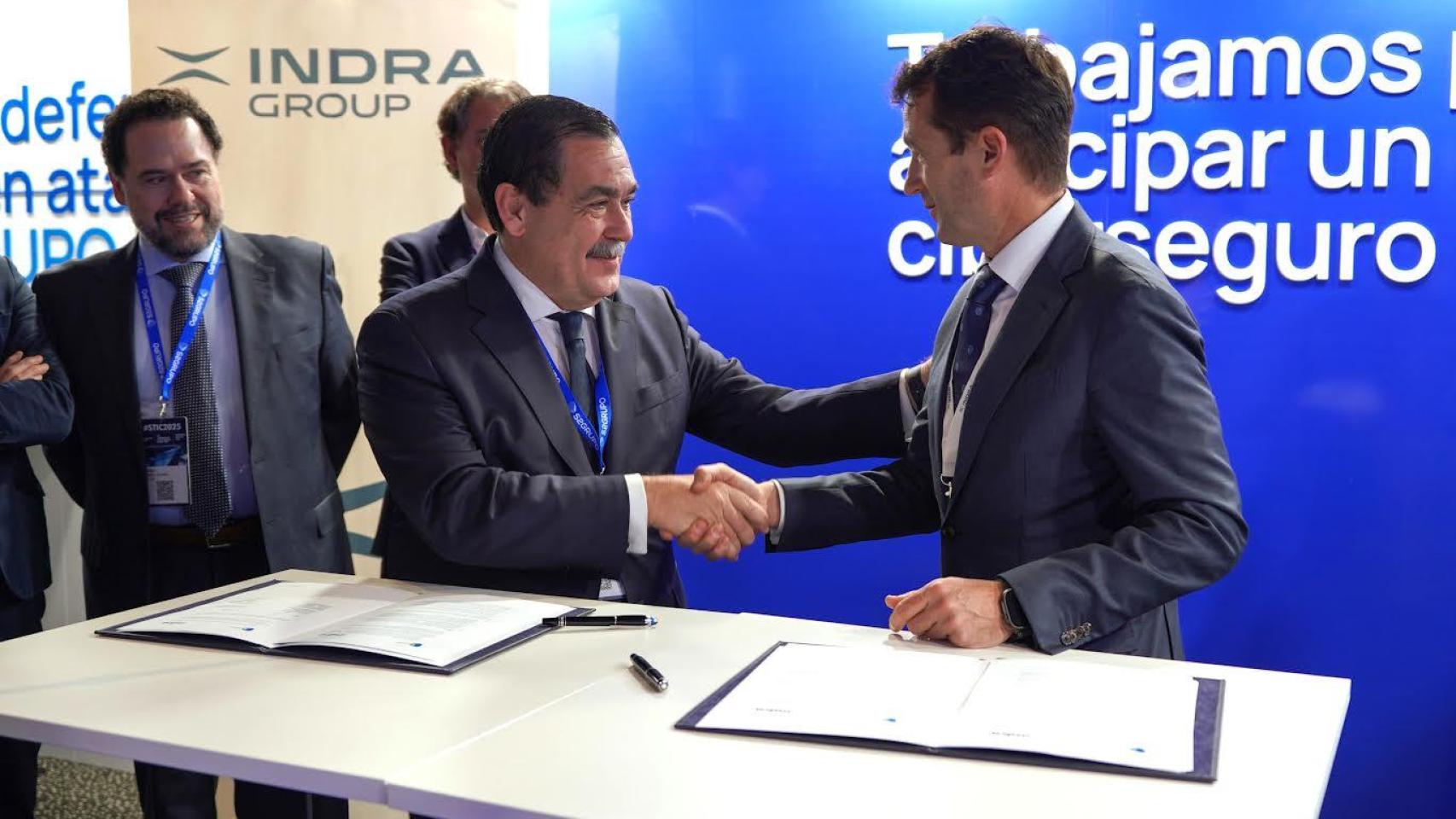 José Miguel Rosell, CEO y cofundador de S2GRUPO, junto a Ángel Escribano, presidente ejecutivo de Indra Group.