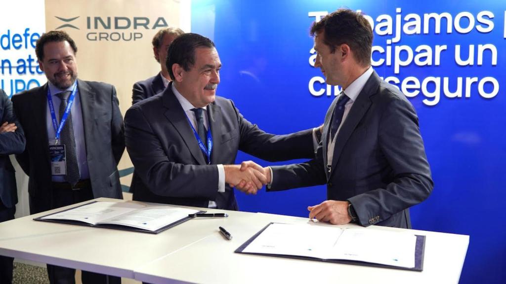 José Miguel Rosell, CEO y cofundador de S2GRUPO, junto a Ángel Escribano, presidente ejecutivo de Indra Group.