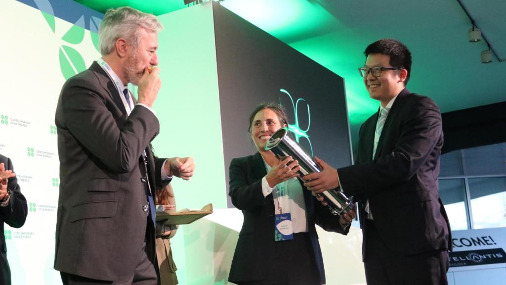 Jorge Azcón, presidente de Aragón, introduce una medida de la Virgen del Pilar en la cápsula del tiempo