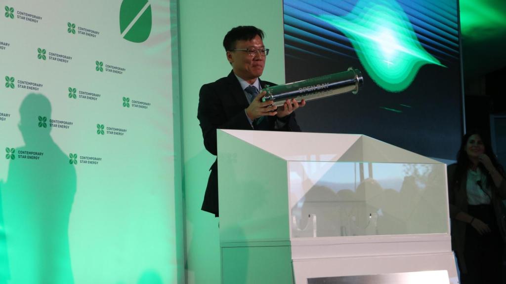 Andy Wu, CEO de Contemporary Star Energy, con la cápsula del tiempo