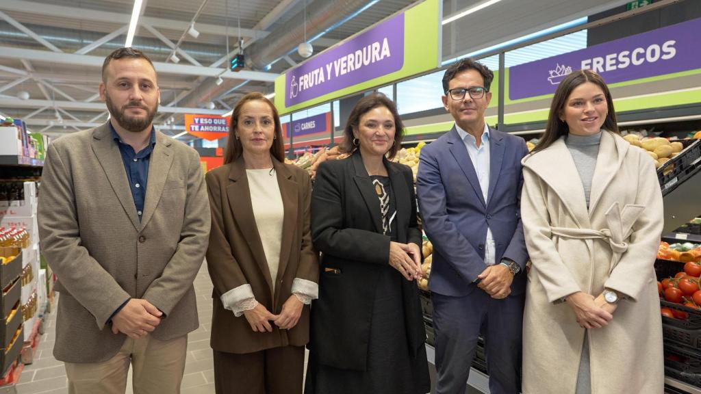 Margarita del Cid y Juan Antonio Ortega con los concejales Cristóbal Molina, Isabel Vargas y Marina Vázquez.