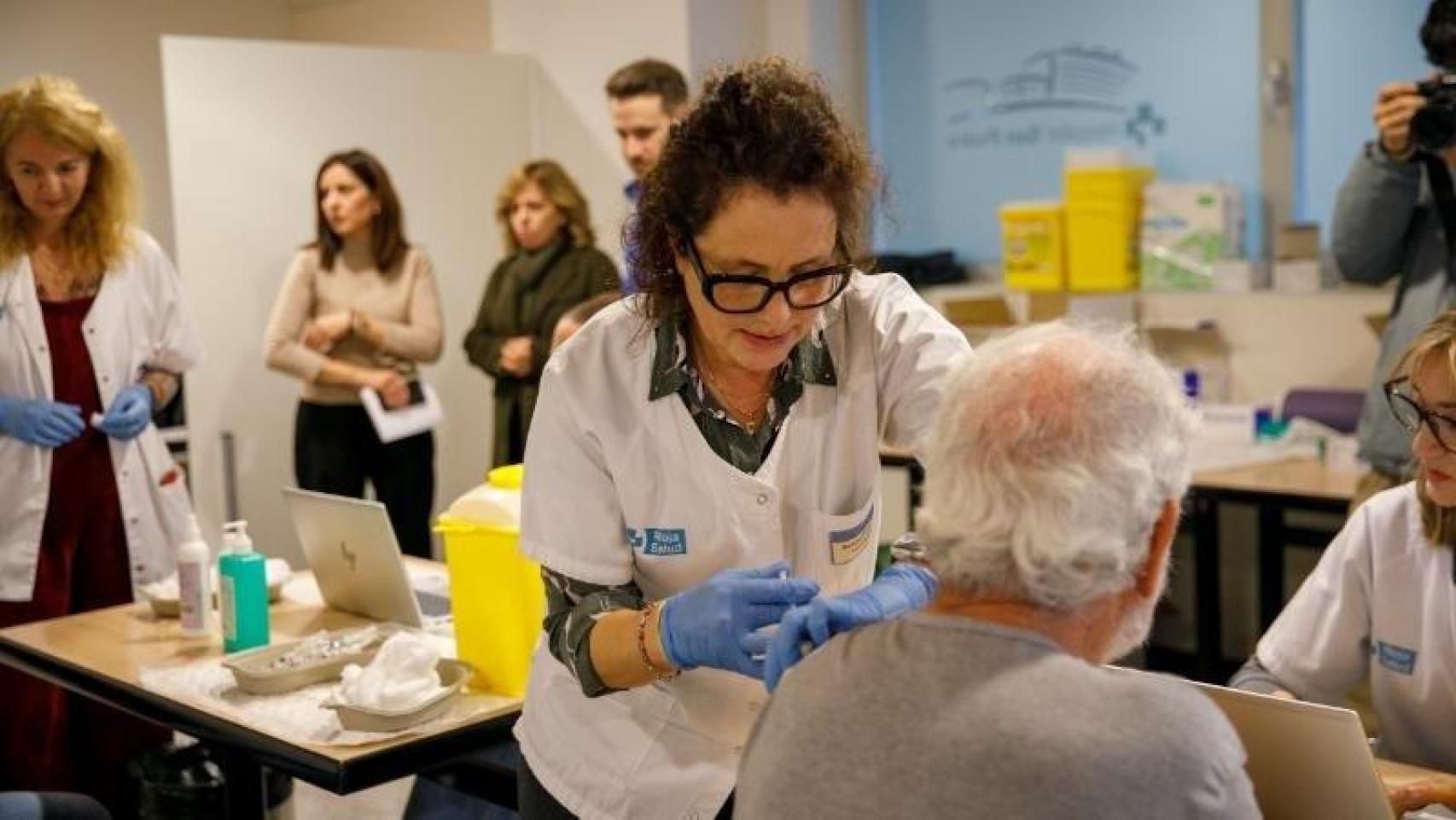 Sanitarias en La Rioja vacunan a personas sin cita previa este martes.