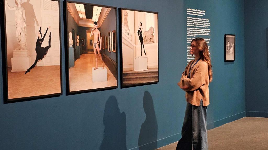 Una mujer observa las fotografías de este artista en el museo ruso de Málaga.