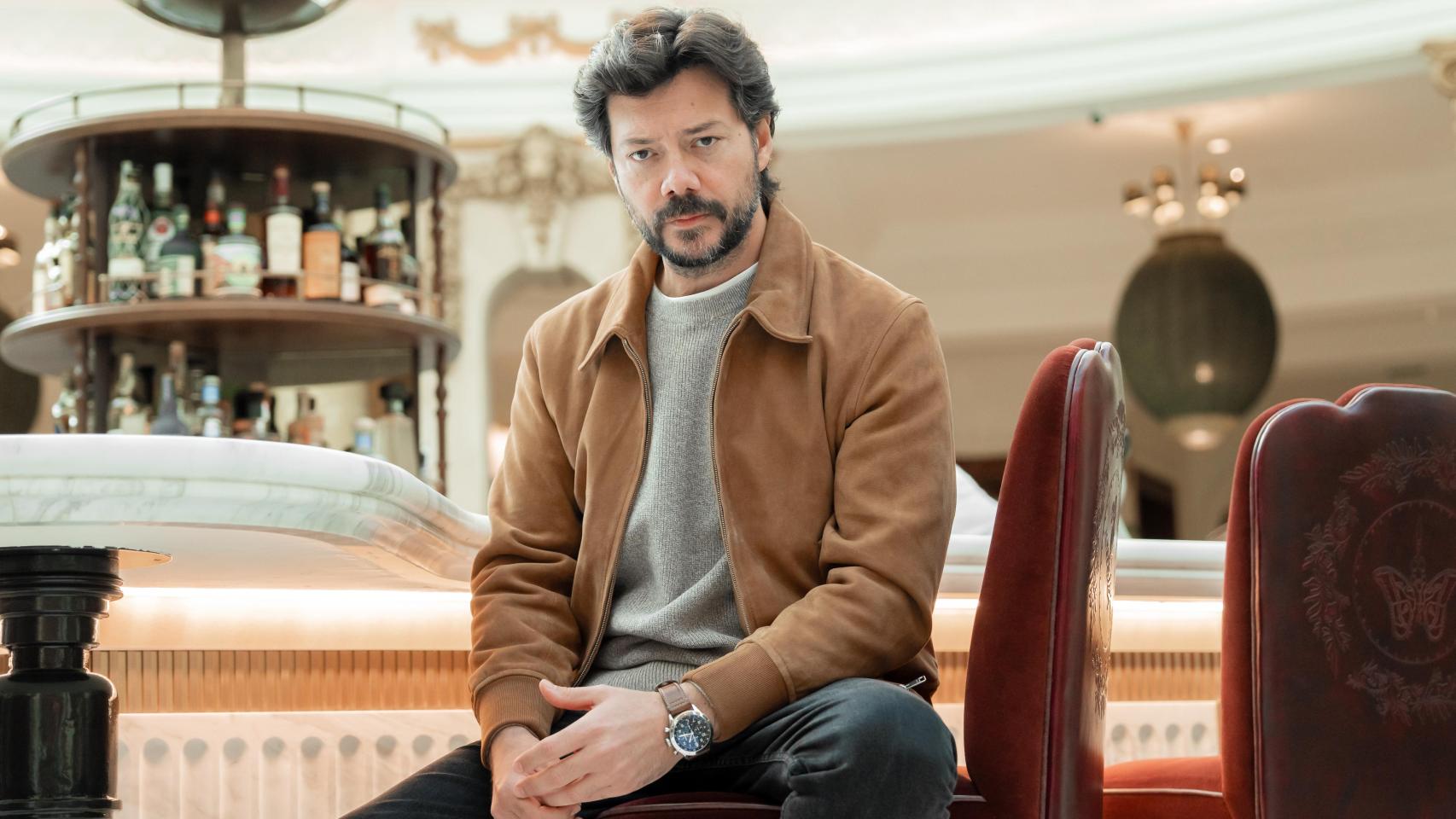 Álvaro Morte bajo la cúpula del Palace nos habla de su papel de Adolfo Suárez y de las mujeres de su vida.