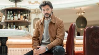 Álvaro Morte bajo la cúpula del Palace nos habla de su papel de Adolfo Suárez y de las mujeres de su vida.