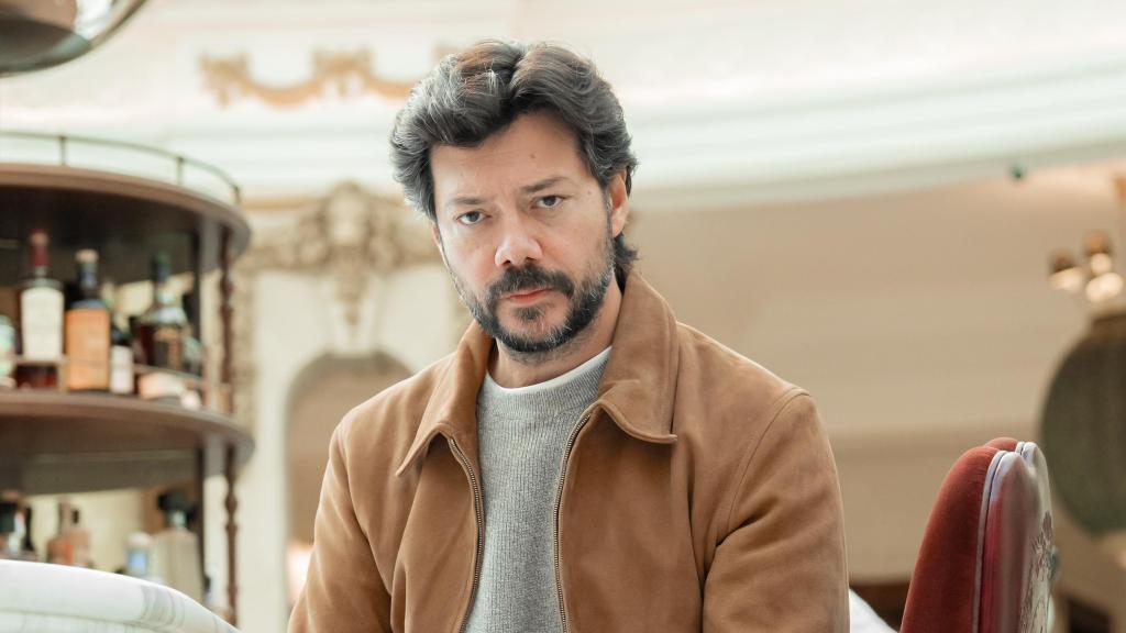 Álvaro Morte bajo la cúpula del Palace nos habla de su papel de Adolfo Suárez y de las mujeres de su vida.