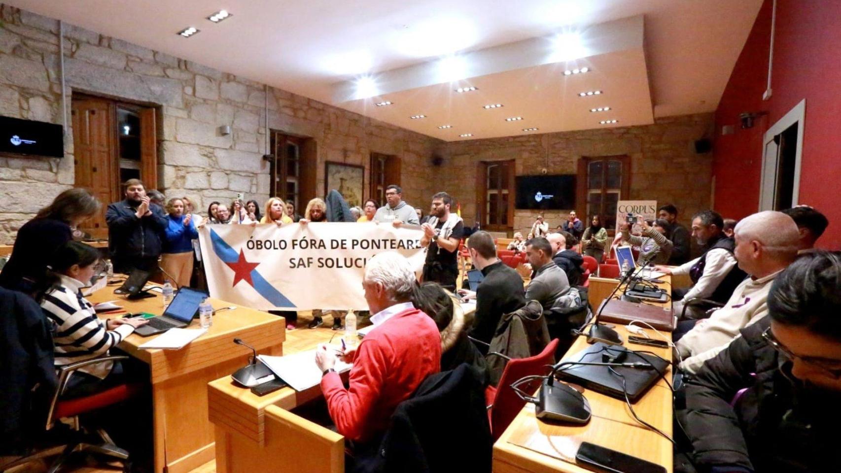 Protesta en el pleno local de Ponteareas