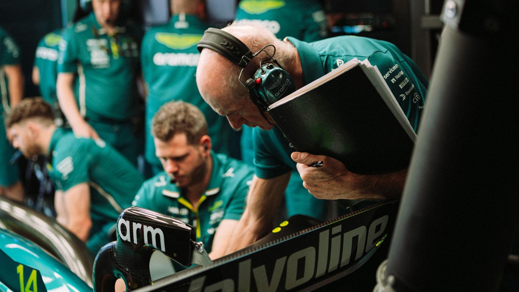 Adrian Newey revisando el monoplaza en el box de Aston Martin