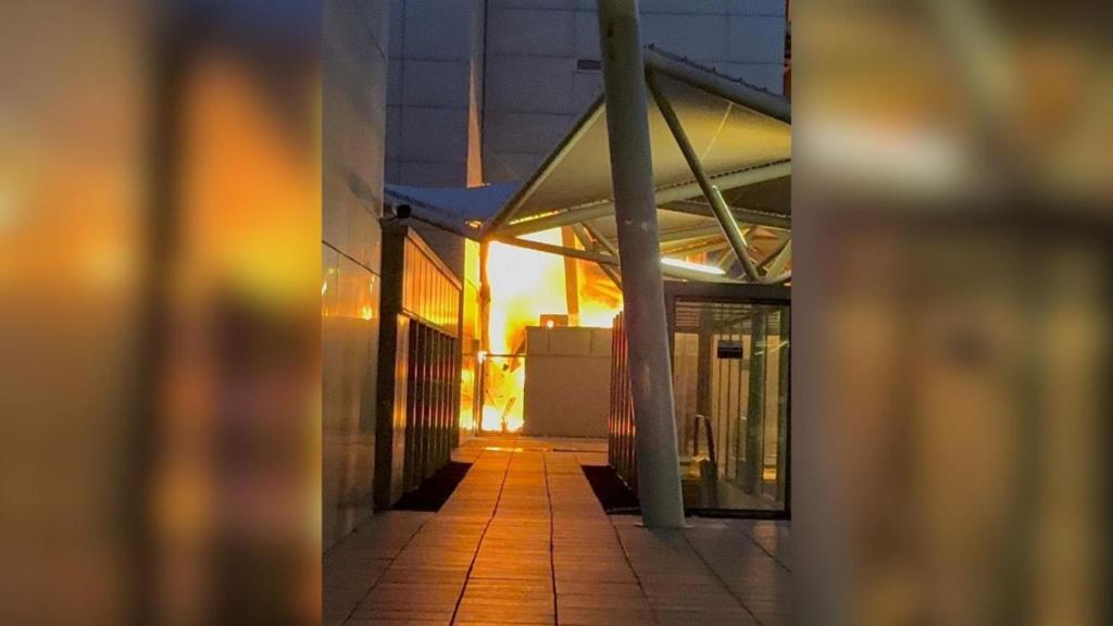 El foco de las llamas en la azotea del bloque número 5 del Hospital Santa Lucía.