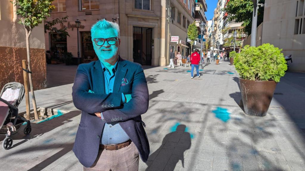 Vicente Armengol con el colorido efecto azul de las luces de Navidad en el centro de Alicante.