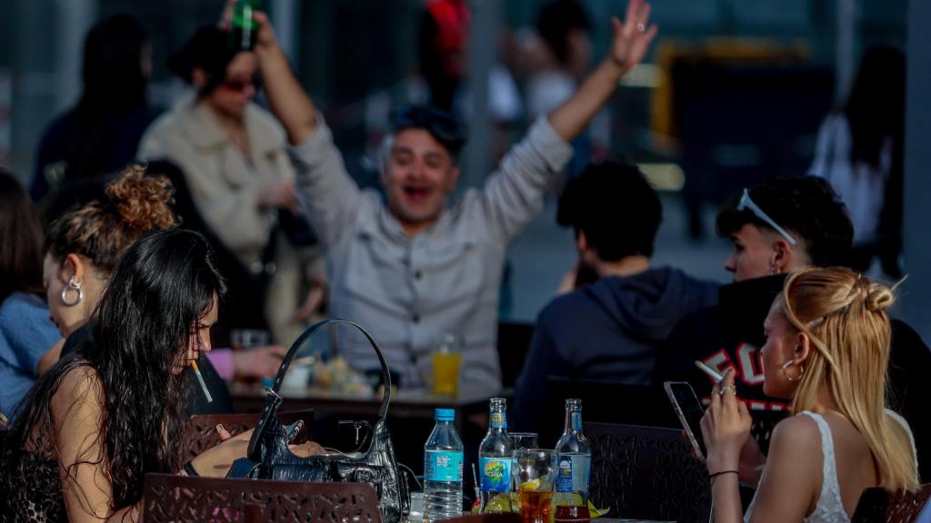 Varias personas en la terraza de un bar en Madrid.
