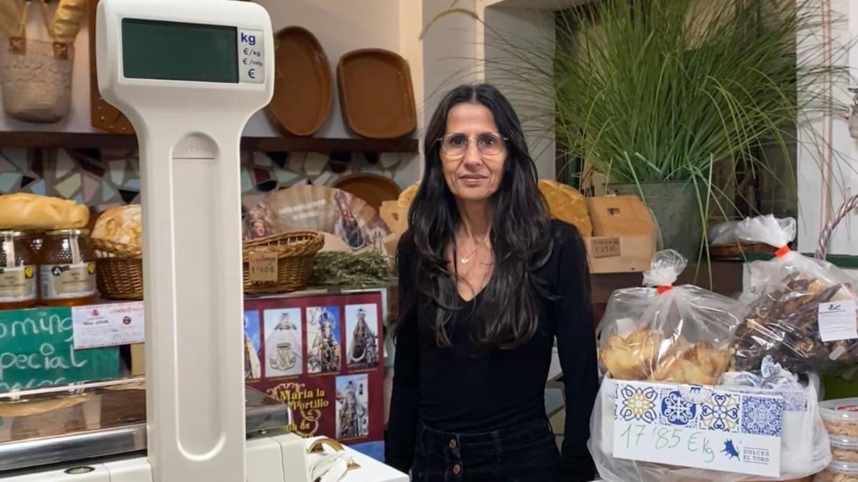 Eva María Ruano posa en el mostrador de su ultramarino en Portillo