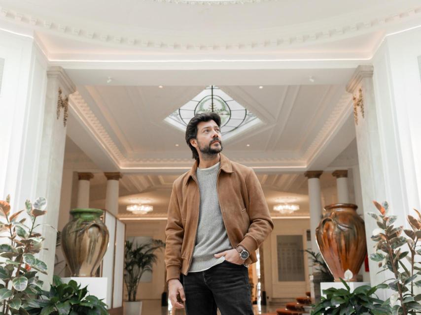 Álvaro Morte valora la transformación de Suárez y su aperturismo.