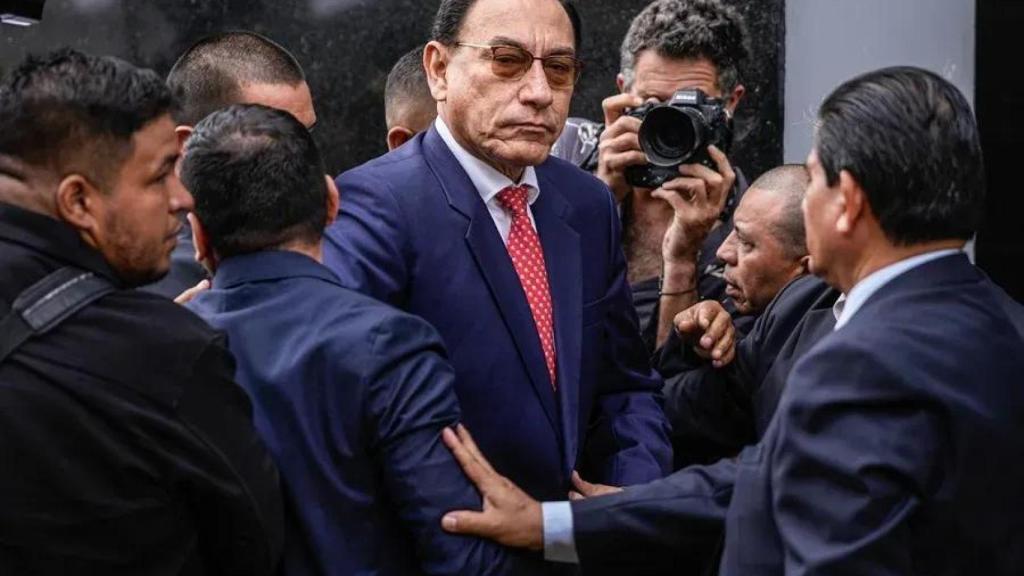 El expresidente de Perú Martin Vizcarra saluda a su llegada a la sala judicial este miércoles, en el centro de Lima (Perú).