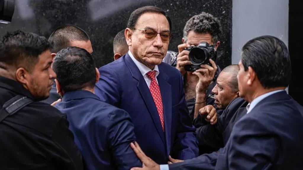 El expresidente de Perú Martin Vizcarra saluda a su llegada a la sala judicial este miércoles, en el centro de Lima (Perú).