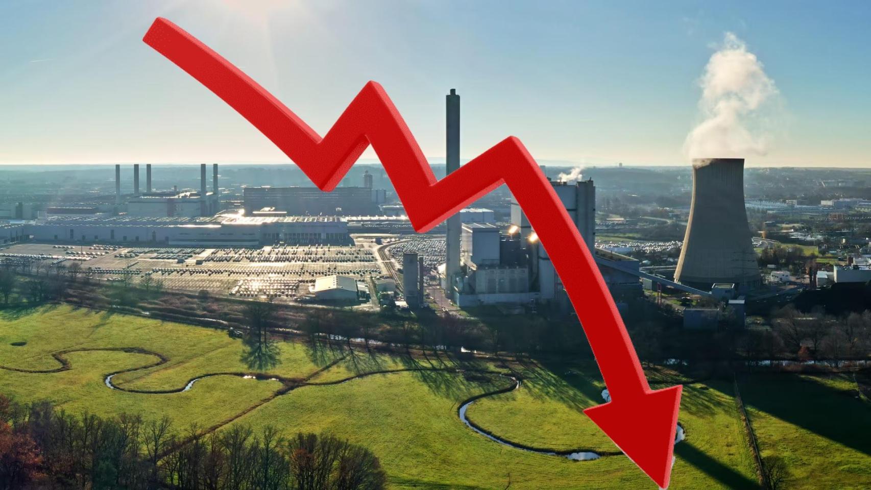 Fotomontaje de una flecha hacia abajo con una central de cogeneración al fondo.