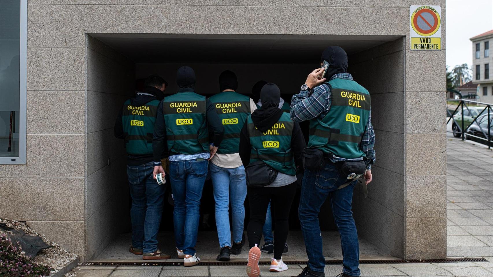 Agentes de la UCO de la Guardia Civil, en una operación.