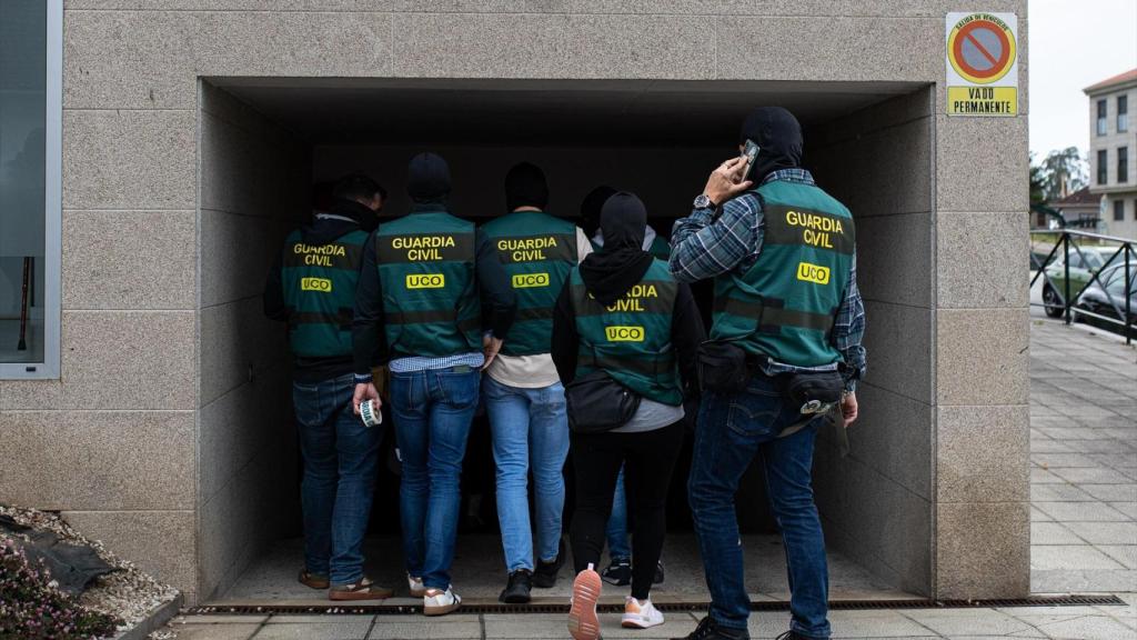 Agentes de la UCO de la Guardia Civil, en una operación.