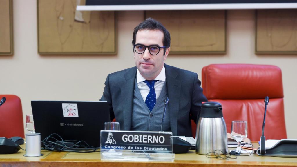 El ministro de Economía, Comercio y Empresa, Carlos Cuerpo, comparece ante la Comisión de Economía, Comercio y Transformación Digital en el Congreso.