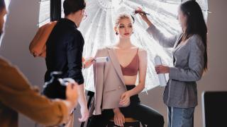Dos estilistas junto a una modelo en el 'backstage' de una campaña de moda.