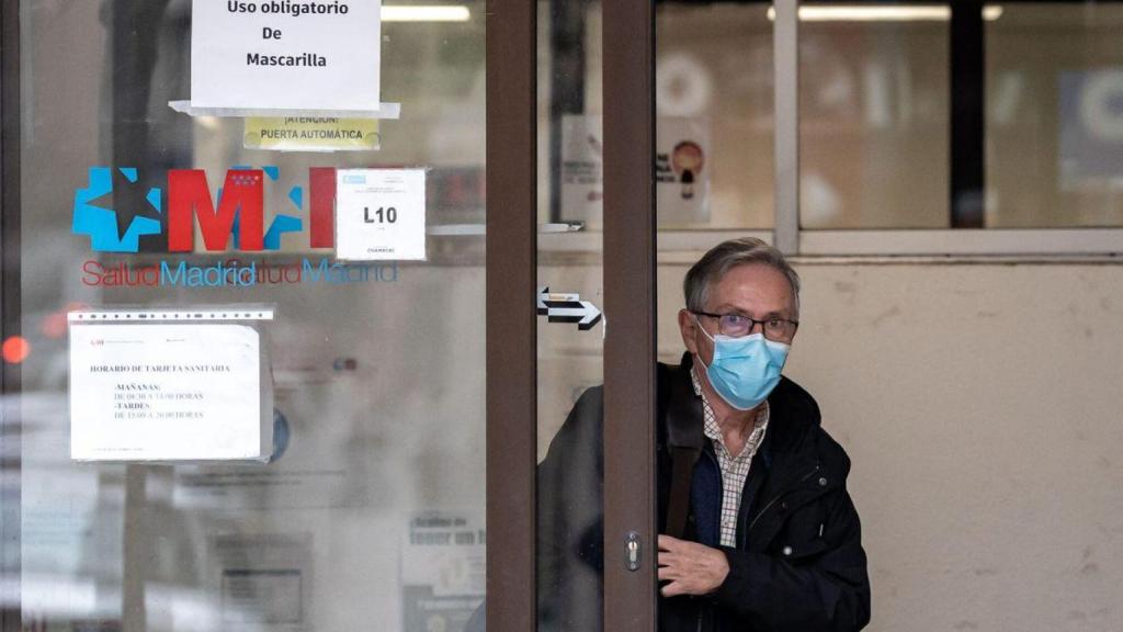 Señor en la puerta de un centro de salud