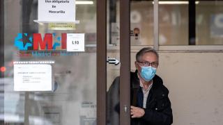 Señor en la puerta de un centro de salud