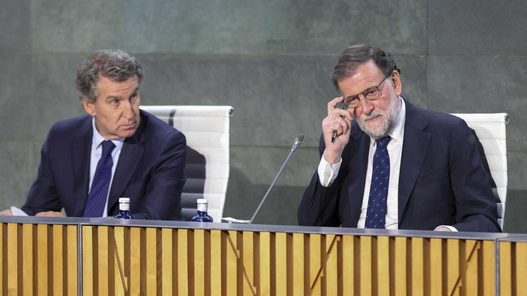 Alberto Núñez Feijóo y el expresidente Mariano Rajoy durante la presentación de su libro 'El arte de gobernar', este miércoles en Madrid.