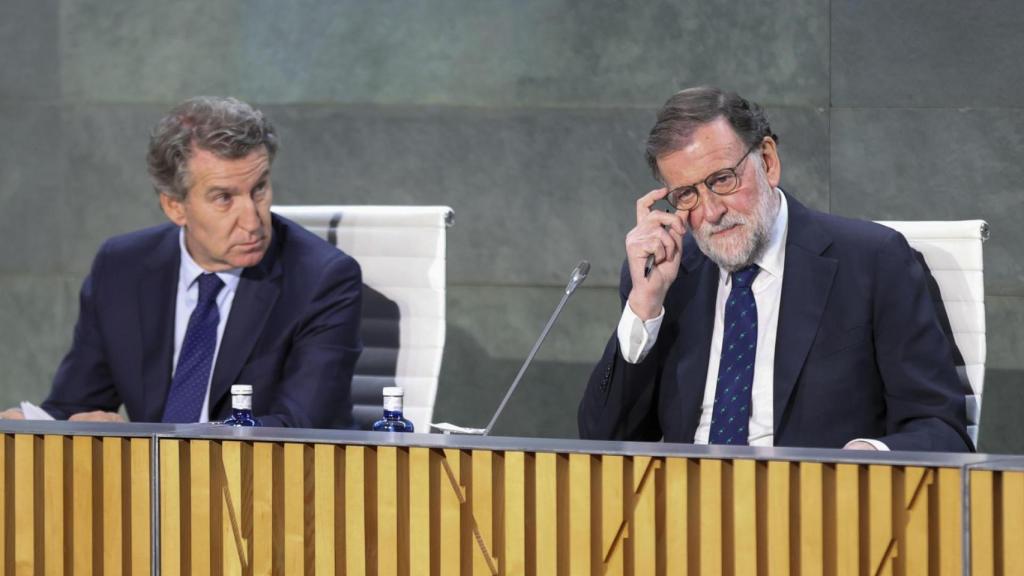 Alberto Núñez Feijóo y el expresidente Mariano Rajoy durante la presentación de su libro 'El arte de gobernar', este miércoles en Madrid.